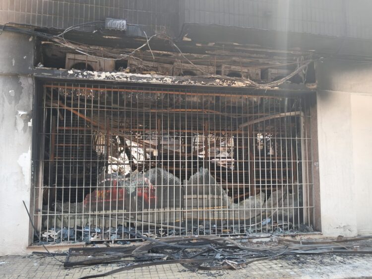 El Ayuntamiento atiende en la Universitat Popular de Ayora a los vecinos afectados por el incendio de la avinguda del Port