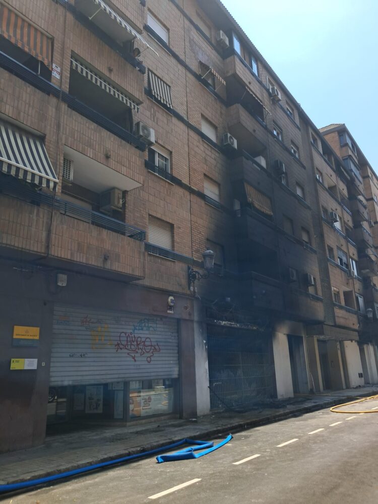 Los vecinos de los edificios del incendio del Tedi de Valencia piden soluciones y que Catalá se implique