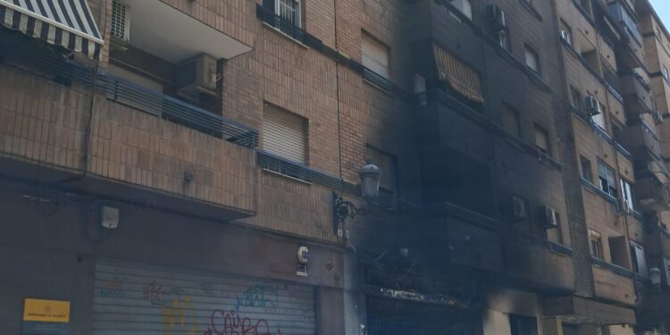 Los vecinos de los edificios del incendio del Tedi de Valencia piden soluciones y que Catalá se implique