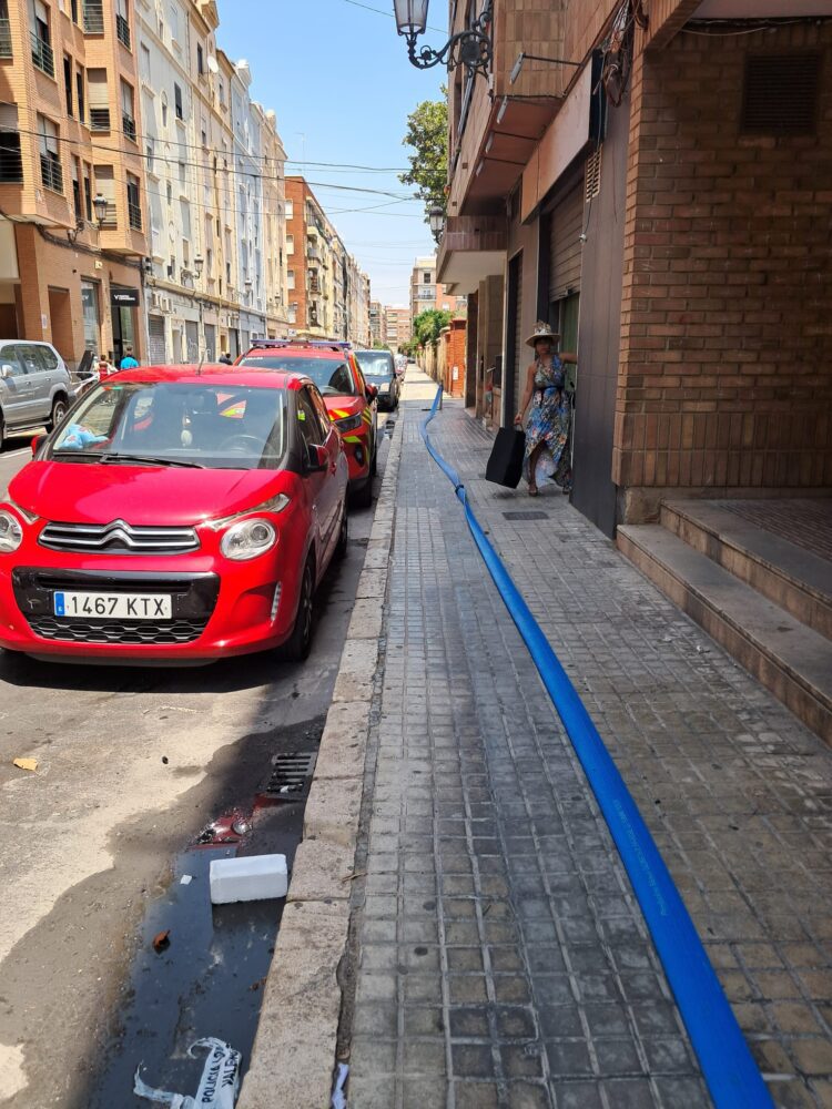 El Ayuntamiento atiende en la Universitat Popular de Ayora a los vecinos afectados por el incendio de la avinguda del Port