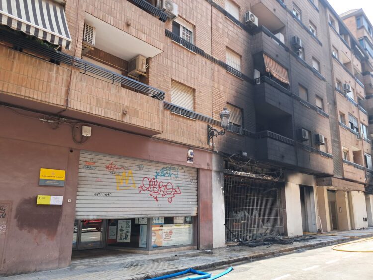 El Ayuntamiento atiende en la Universitat Popular de Ayora a los vecinos afectados por el incendio de la avinguda del Port