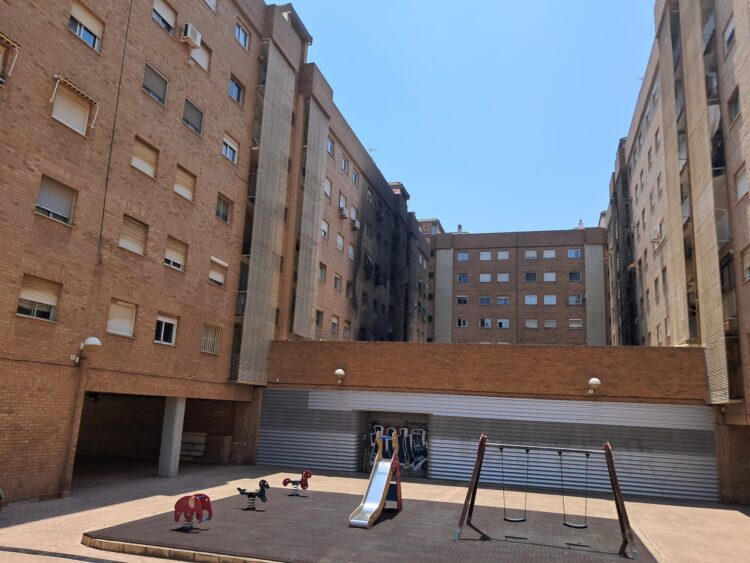 El Ayuntamiento atiende en la Universitat Popular de Ayora a los vecinos afectados por el incendio de la avinguda del Port