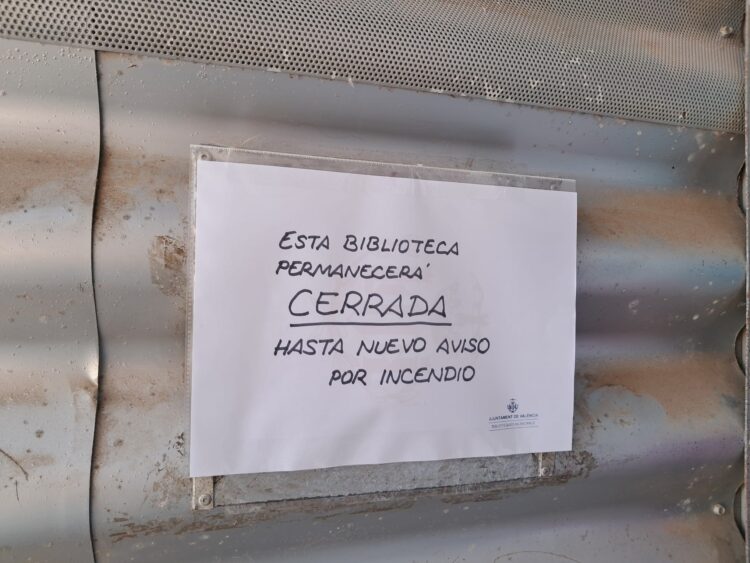 El Ayuntamiento atiende en la Universitat Popular de Ayora a los vecinos afectados por el incendio de la avinguda del Port