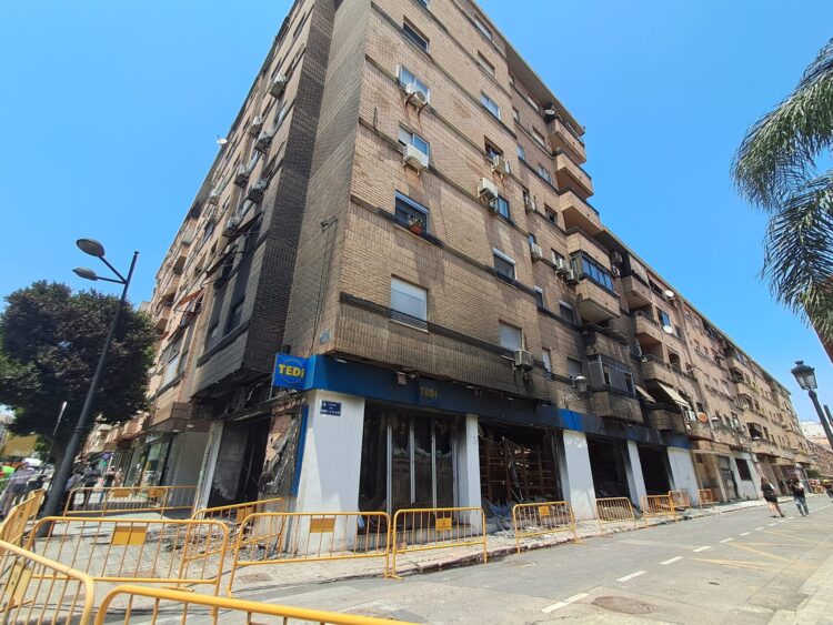 El Ayuntamiento atiende en la Universitat Popular de Ayora a los vecinos afectados por el incendio de la avinguda del Port