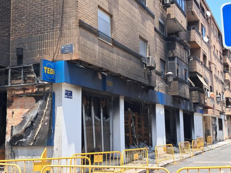 El Ayuntamiento atiende en la Universitat Popular de Ayora a los vecinos afectados por el incendio de la avinguda del Port