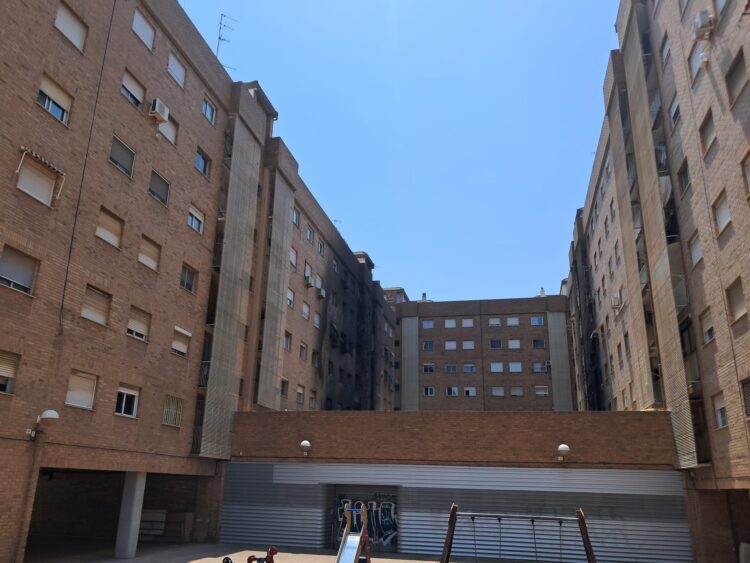 El Ayuntamiento atiende en la Universitat Popular de Ayora a los vecinos afectados por el incendio de la avinguda del Port