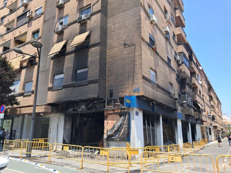 El Ayuntamiento atiende en la Universitat Popular de Ayora a los vecinos afectados por el incendio de la avinguda del Port