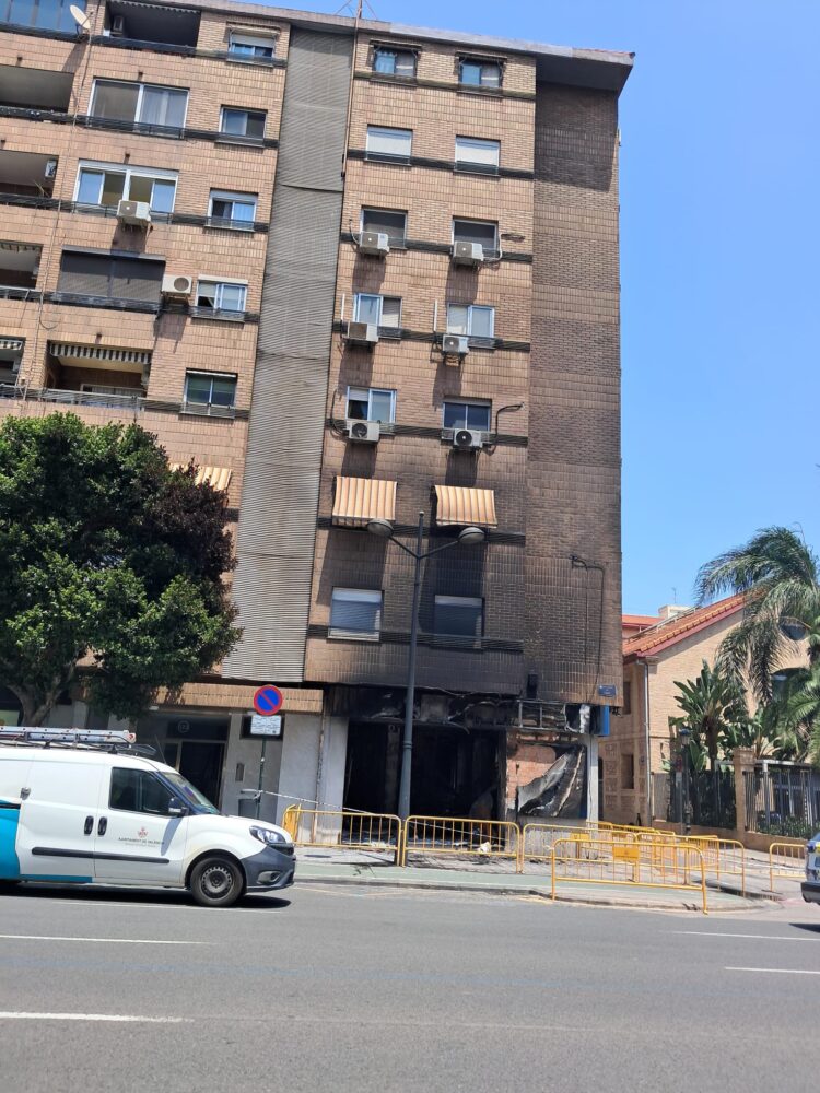 El Ayuntamiento atiende en la Universitat Popular de Ayora a los vecinos afectados por el incendio de la avinguda del Port