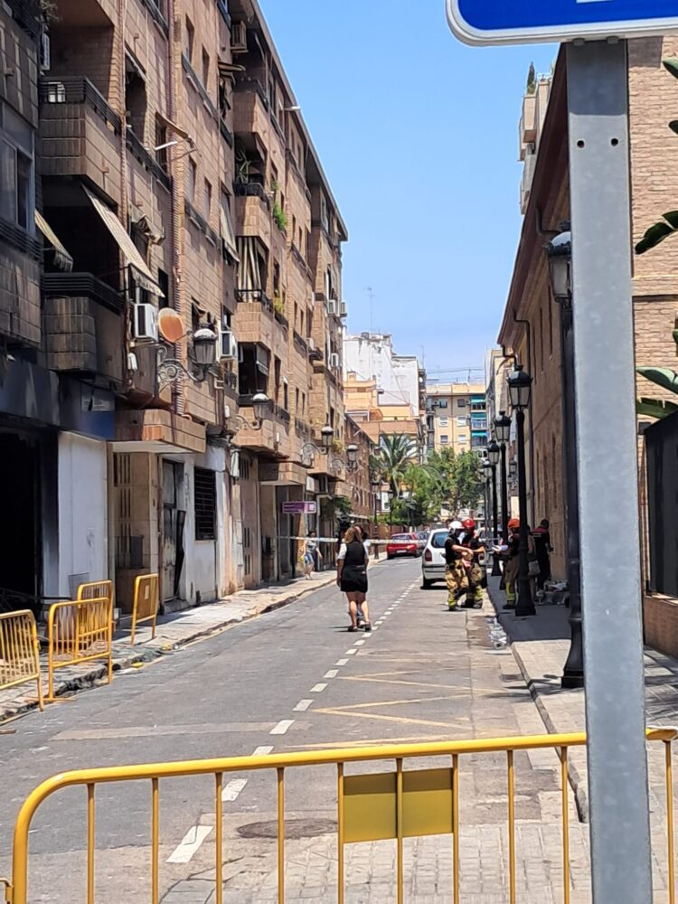 El Ayuntamiento atiende en la Universitat Popular de Ayora a los vecinos afectados por el incendio de la avenida del Port