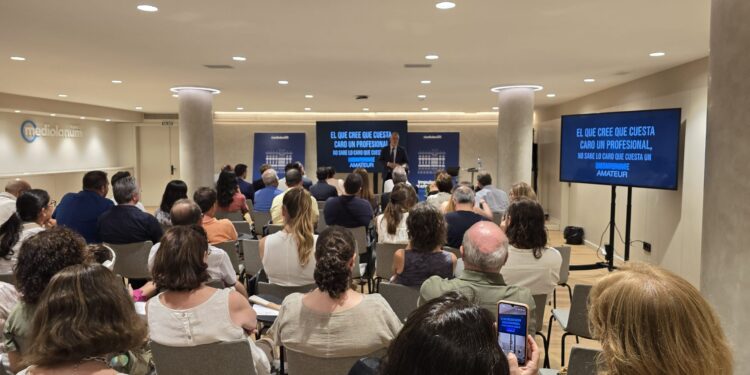 Banco Mediolanum celebra un evento exclusivo en su sede de Valencia para destacar su modelo de asesoramiento financiero y estrategias de inversión