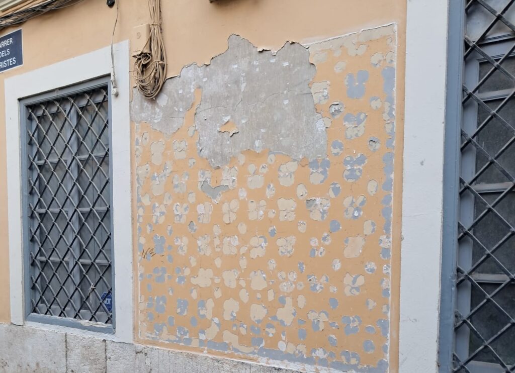 Una multimillonaria suiza destroza seis paneles cerámicos que hablaban de la historia de Valencia y sus gentes 5 WhatsApp Image 2025 07 09 at 23.49.051 e1752098015198