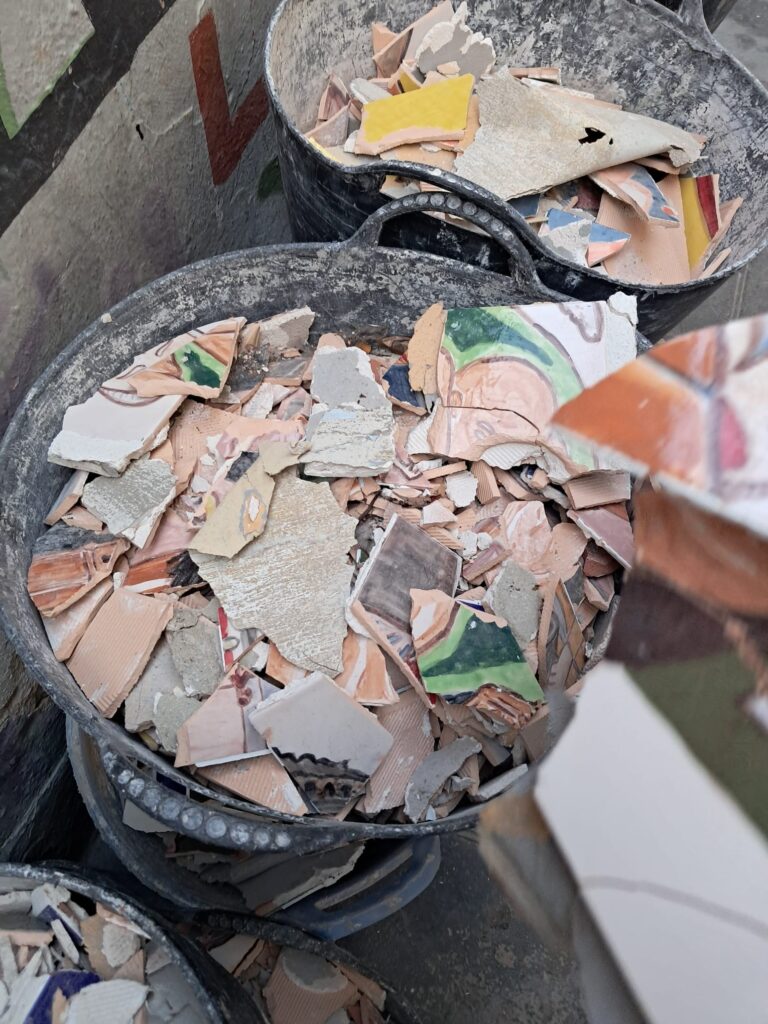 Una multimillonaria suiza destroza seis paneles cerámicos que hablaban de la historia de Valencia y sus gentes 7 WhatsApp Image 2025 07 09 at 23.49.052