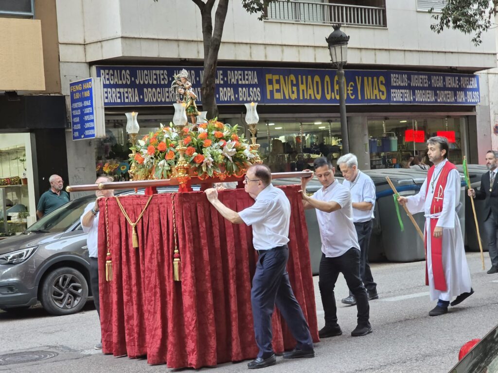 La Cofradía de San Cristóbal celebra a su patrón en la barriada de la Calle Alboraya 5 WhatsApp Image 2025 07 10 at 21.19.05