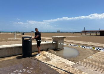 La Ciudad de Valencia cierra sus playas y una mujer es alcanzada por un rayo en La Marina