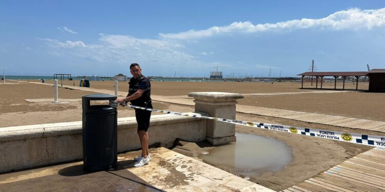 La Ciudad de Valencia cierra sus playas y una mujer es alcanzada por un rayo en La Marina