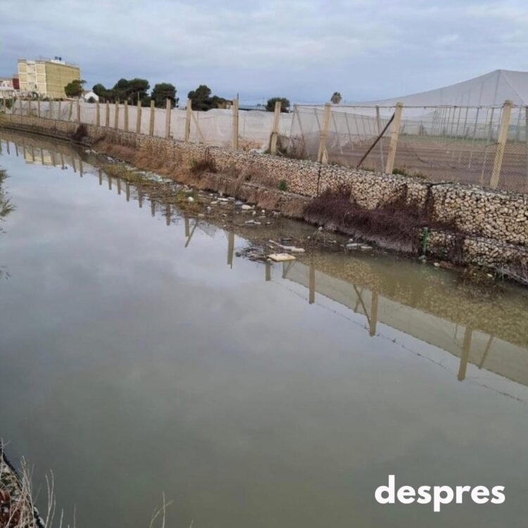 Sueca retira las barreras flotantes de acequias que impedían llegar al mar basura