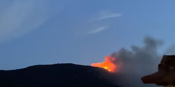 Larga noche en Ibi y Alcoy. La UME, Bomberos de la Diputación de Alicante, Valencia y de la Generalitat luchan contra el fuego