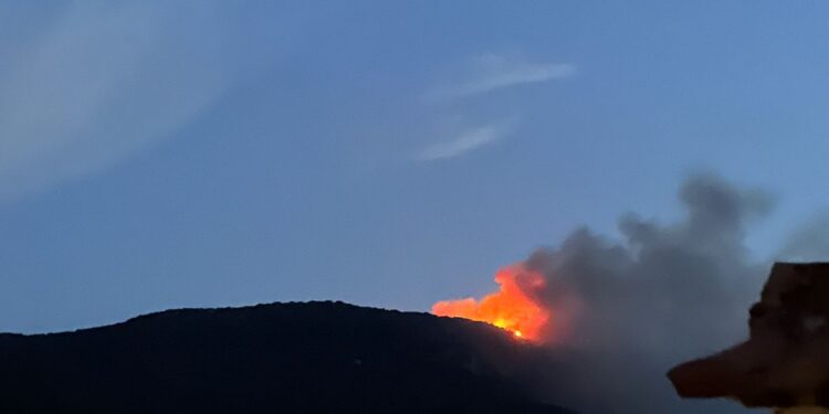 Larga noche en Ibi y Alcoy. La UME, Bomberos de la Diputación de Alicante, Valencia y de la Generalitat luchan contra el fuego 1 Larga noche en Ibi y Alcoy. La UME, Bomberos de la Diputación de Alicante, Valencia y de la Generalitat luchan contra el fuego
