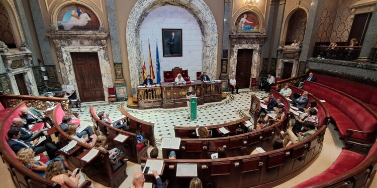 Un pleno sin la alcaldesa, y con un parón para comer, que ha ido mucho más fluido y sosegado
