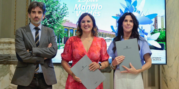 El Ayuntamiento de Valencia y la hija del escultor Manolo Valdés sellan el acuerdo para el desarrollo del futuro Espai Valdés en el Parque Central