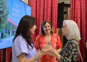 El Ayuntamiento de Valencia y la hija del escultor Manolo Valdés sellan el acuerdo para el desarrollo del futuro Espai Valdés en el Parque Central