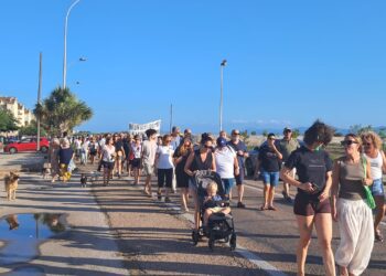 300 vecinos del Perellonet y la Gola de Pujol se manifiestan pidiendo un baño sin apertura de compuertas de l’Albufera