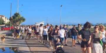 300 vecinos del Perellonet y la Gola de Pujol se manifiestan pidiendo un baño sin apertura de compuertas de l’Albufera
