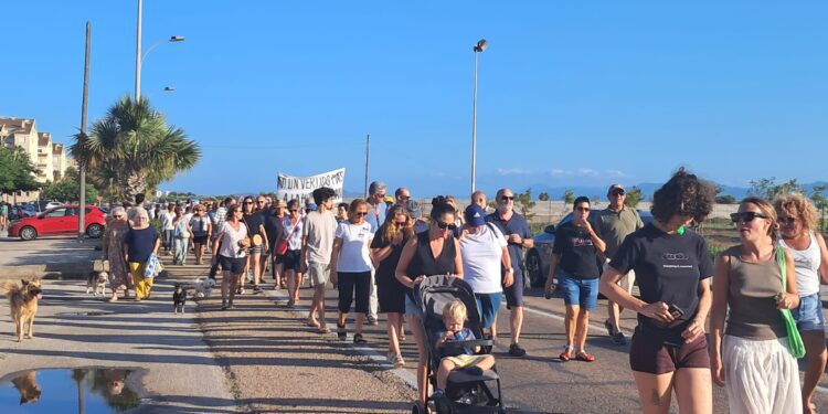 300 vecinos del Perellonet y la Gola de Pujol se manifiestan pidiendo un baño sin apertura de compuertas de l’Albufera