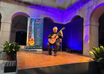 Magia y técnica sobre el escenario: rotundo éxito de Álvaro Pierri en el Festival de Guitarra ‘Ciutat d’Elig’