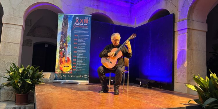 Magia y técnica sobre el escenario: rotundo éxito de Álvaro Pierri en el Festival de Guitarra ‘Ciutat d’Elig’ 1 Magia y técnica sobre el escenario: rotundo éxito de Álvaro Pierri en el Festival de Guitarra ‘Ciutat d’Elig’