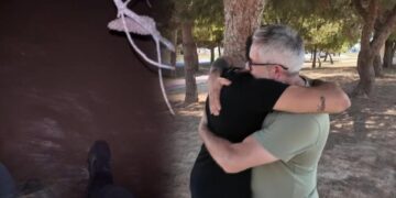 Vicente y Samuel: la historia del padre e hijo que sobrevivieron a la DANA colgados de un árbol en Valencia