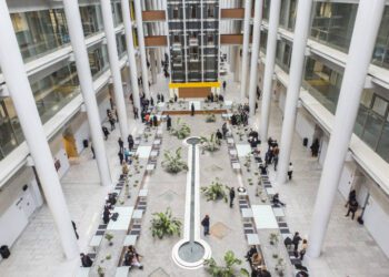 Condenados cuatro menores por acoso transfóbico en la Vall d’Albaida: un año de odio contra un adolescente transexual