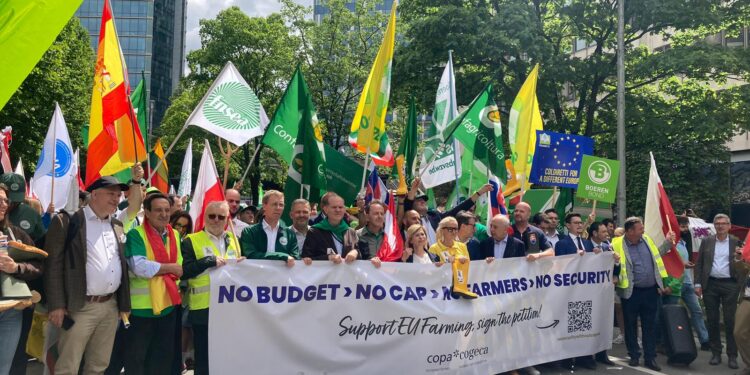 ASAJA protesta en Bruselas contra los planes de Von der Leyen para "enterrar la PAC y cargarse la soberanía alimentaria"