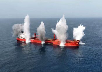 Cuatro muertos y quince desaparecidos tras el hundimiento de dos buques graneleros por los hutíes