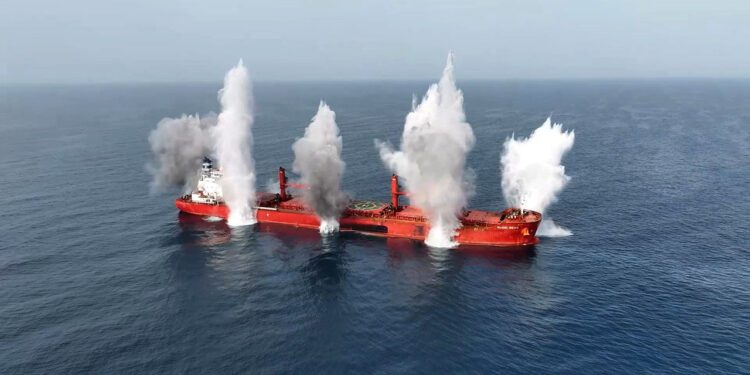 Cuatro muertos y quince desaparecidos tras el hundimiento de dos buques graneleros por los hutíes 1 Cuatro muertos y quince desaparecidos tras el hundimiento de dos buques graneleros por los hutíes