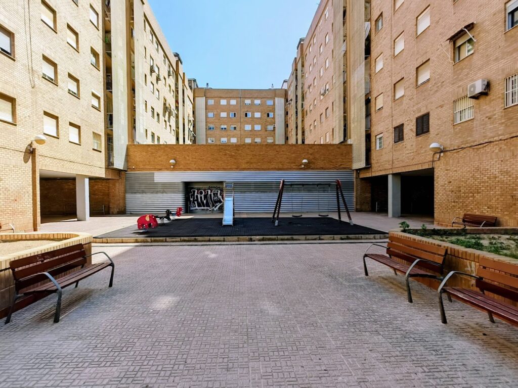 Incendio de Valencia: Preocupa por si el incendio de la Av del Puerto ha afectado a la Biblioteca Municipal Casp i Verger 2 biblio