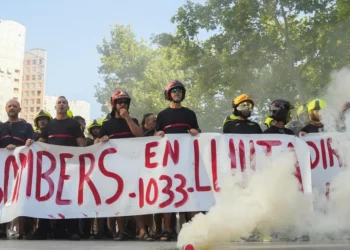 Bomberos se concentran en la Ciudad de la Justicia de Valencia al grito de «Mompó dimisión»: «No estamos preparados para otra DANA»