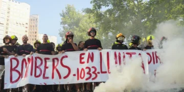 Bomberos se concentran en la Ciudad de la Justicia de Valencia al grito de «Mompó dimisión»: «No estamos preparados para otra DANA»