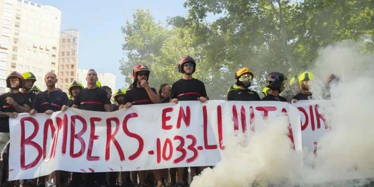 Bomberos se concentran en la Ciudad de la Justicia de Valencia al grito de "Mompó dimisión": "No estamos preparados para otra DANA" 1 Bomberos se concentran en la Ciudad de la Justicia de Valencia al grito de «Mompó dimisión»: «No estamos preparados para otra DANA»