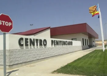 Condenan a un preso peligroso por agredir a tres funcionarios de la cárcel de Villena durante un traslado