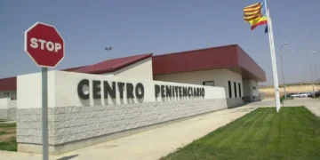 Condenan a un preso peligroso por agredir a tres funcionarios de la cárcel de Villena durante un traslado