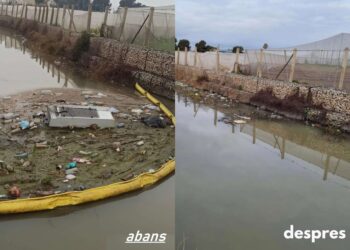 Sueca retira las barreras flotantes de acequias que impedían llegar al mar basura