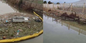 Sueca retira las barreras flotantes de acequias que impedían llegar al mar basura