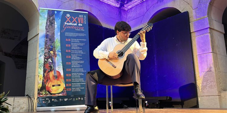 Gonzalo Peñalosa emociona al público del Festival de Guitarra con un concierto lleno de matices