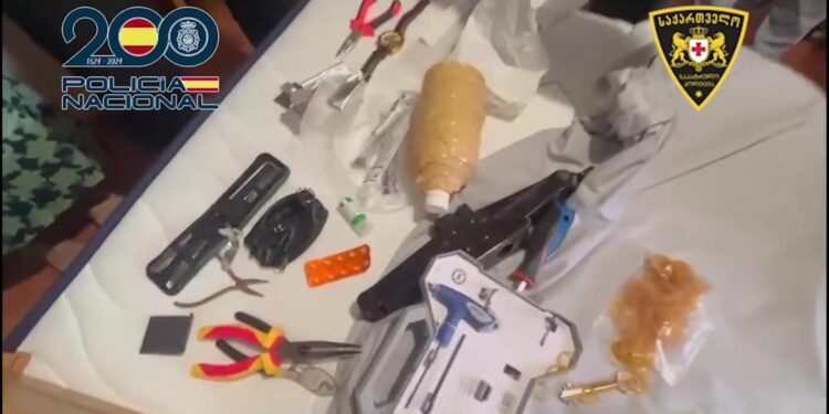 Detenidos dos hombres por cometer 24 robos con fuerza en viviendas de Castellón y Valencia utilizando ácido corrosivo para abrir las puertas