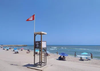 Reabren dos de las tres playas cerradas en Sueca y la de Altea, pero sigue prohibido el baño en la de Callosa d’en Sarrià