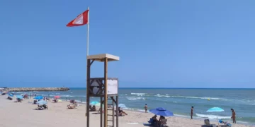 Reabren dos de las tres playas cerradas en Sueca y la de Altea, pero sigue prohibido el baño en la de Callosa d’en Sarrià