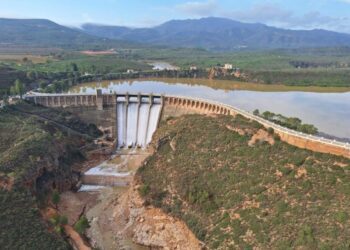 Forata desembalsa agua para proceder a la reparación del aliviadero obstruido por 6 metros de sedimentos tras la riuà 2 Forata desembalsa agua para proceder a la reparación del aliviadero obstruido por 6 metros de sedimentos tras la riuà