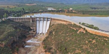 Forata desembalsa agua para proceder a la reparación del aliviadero obstruido por 6 metros de sedimentos tras la riuà