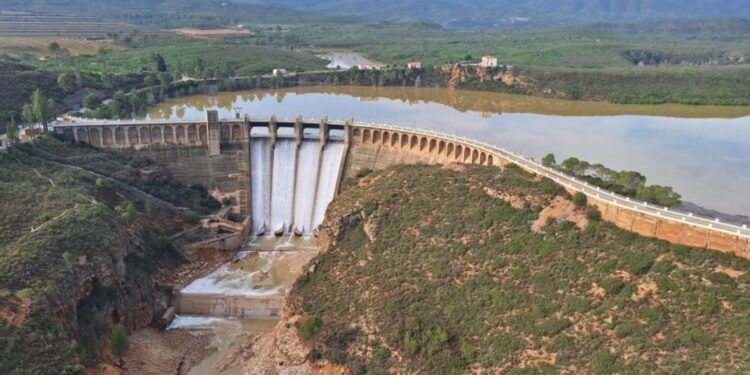 Forata desembalsa agua para proceder a la reparación del aliviadero obstruido por 6 metros de sedimentos tras la riuà